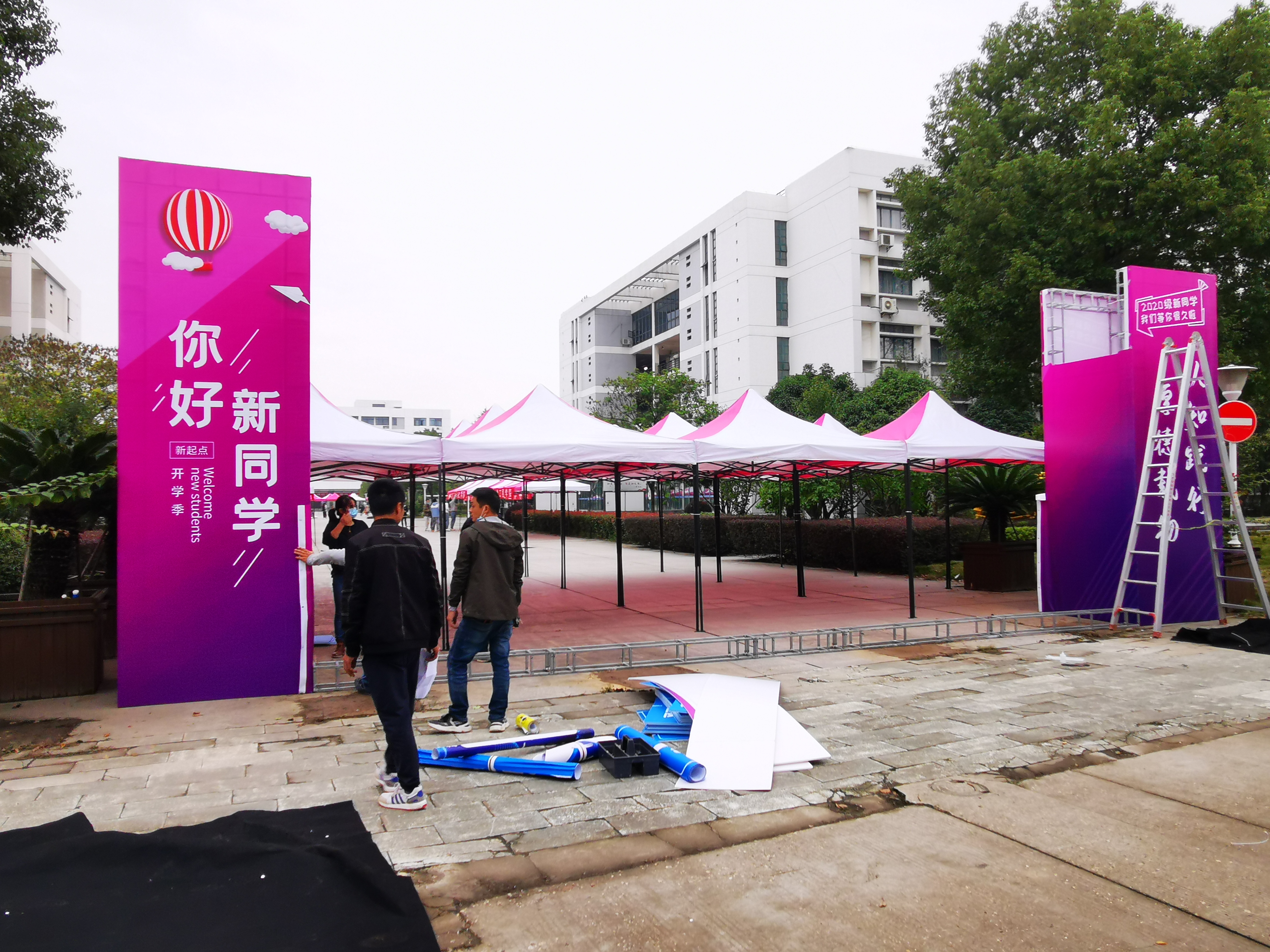 武汉创意汇广告公司为湖北大学知行学院安装新生欢迎桁架
