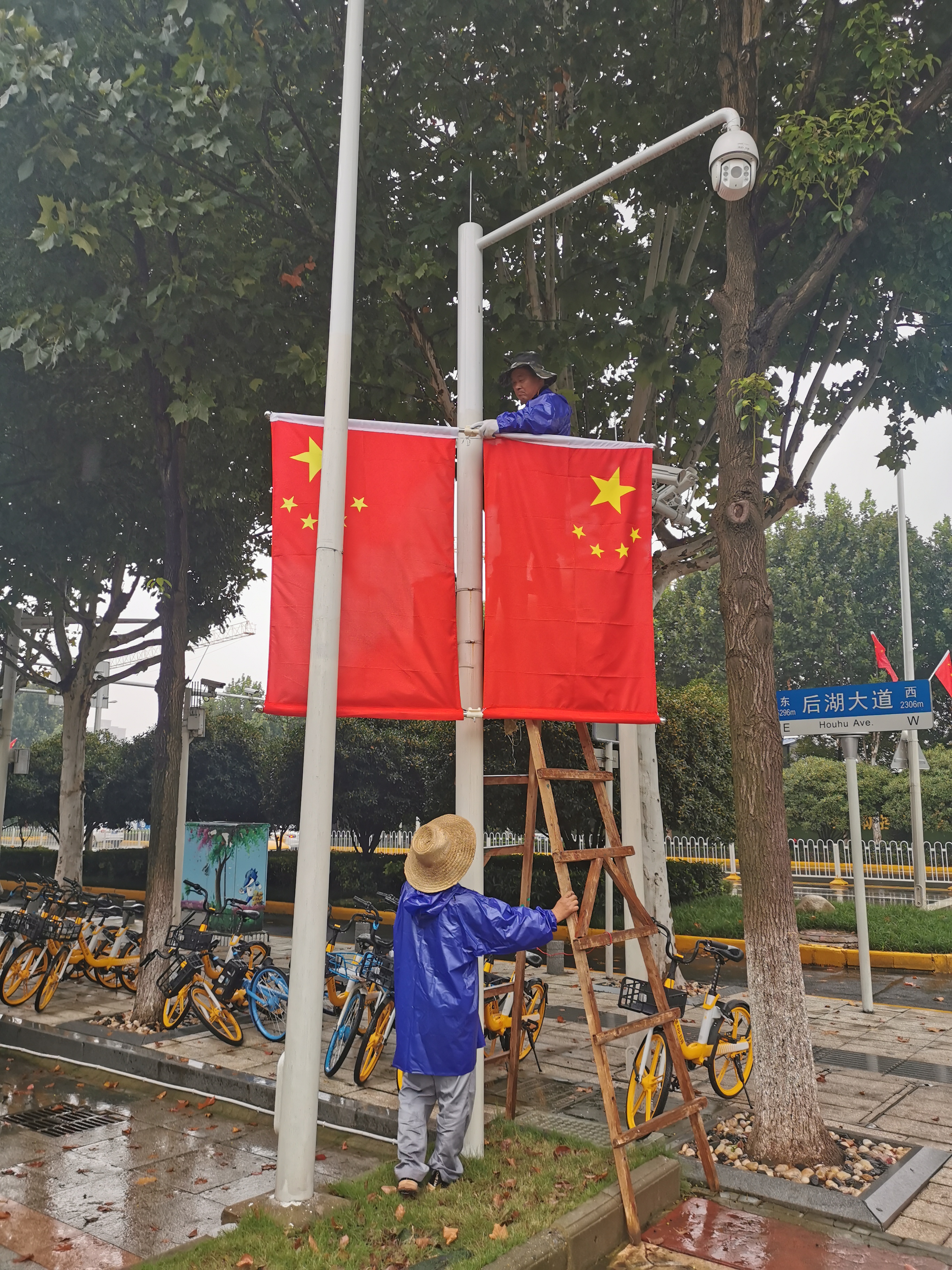 武汉创意汇广告公司给塔子湖体育中心挂国旗